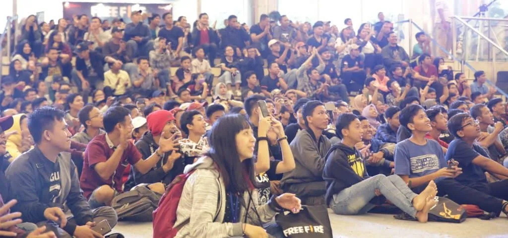 Keseruan penonton menyaksikan pertandingan