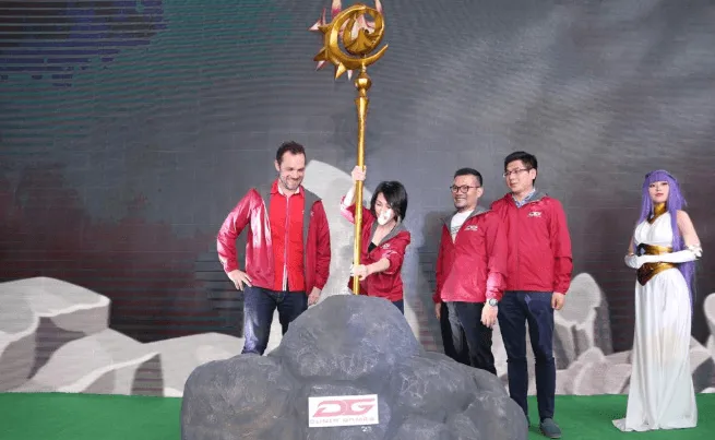 (Ki-ka) Head of Digital Lifestyle Telkomsel Crispin P Tristram, Direktur Marketing Telkomsel Rachel Goh, Vice President Branding and Marketing Communications Nirwan Lesmana dan CEO PT Indofun Digital Technology Mark Lee saat Peluncuran Game Lord Of Estera di Jakarta, Senin (30/09). Dunia Games sebagai salah satu layanan digital lifestyle Telkomsel kembali merilis game terbarunya yaitu Lord of Estera. Sebagai aplikasi game mobile online bergenre RPG (role-playing game), Lord of Estera memiliki berbagai macam mode permainan, karakter, dan in-app purchase. Lord of Estera menjadi game kedua dari Dunia Games setelah pada September 2018 lalu merilis game pertamanya yaitu Shellfire.