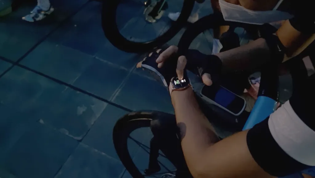 Dian Sastrowardoyo yang sedang mengatur Galaxy Watch 3 difoto menggunakan Galaxy S21 Ultra 5G di tengah kondisi low light