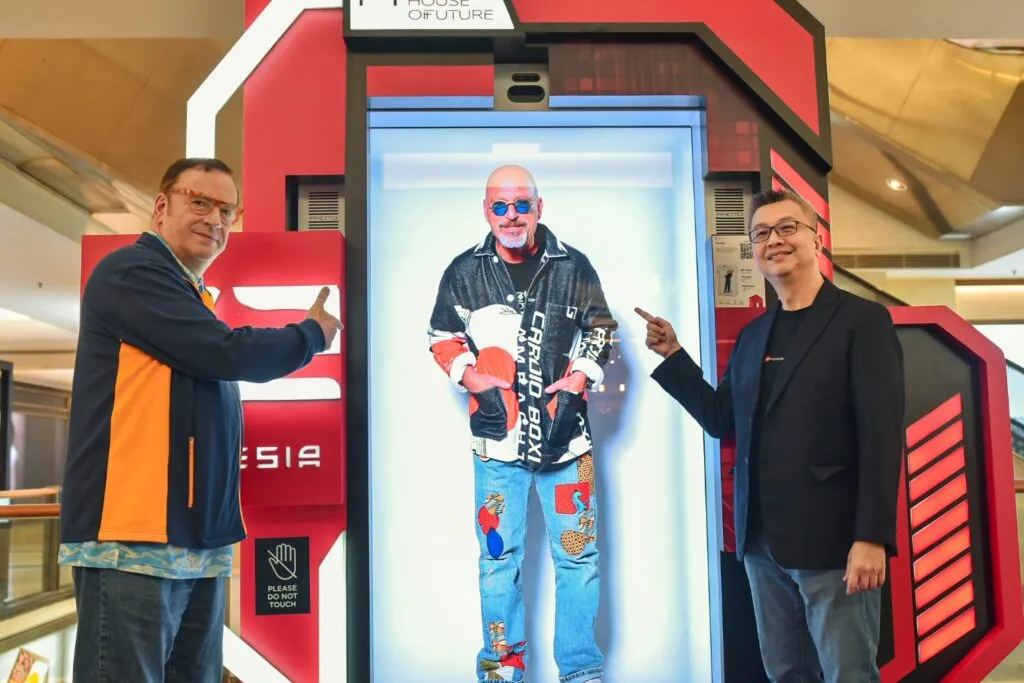 Proto Epic Hologram dengan bintang tamu Howie Mandel di dalamnya.
